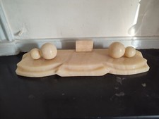 Elément décoratif en pierre dure à décor de boules décoration cheminée