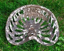 LE SANGLIER, ancien siège selle tracteur machine agricole, R Wallut, sanglier .