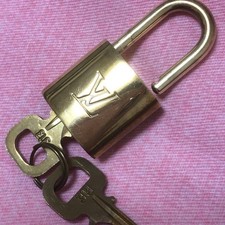 Cadenas LOUIS VUITTON doré