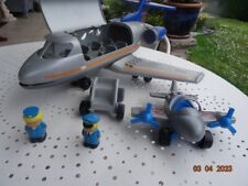 Jouets  2    Avions  ecoiffier  -abrick avec  2   personnages et escalier