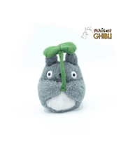 Peluche Totoro avec sa feuille