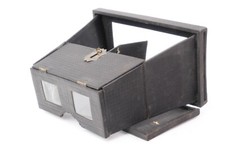 Visionneuse stéréoscopique pliante 8,5 x 17 cm. Vers 1870.