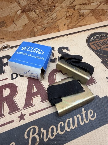 Paire crampons anti - paire,