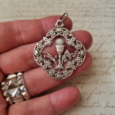 Rare Grande Médaille Argent Calice Ajouré 4,8 cm Daté 1901 Religieuse