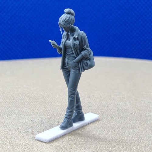 Diorama femme qui - :, regarde