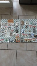 Lot de 50 Pin's divers encore emballés avec les attaches