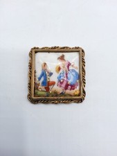 Broche carrée laiton torsadé et porcelaine de Limoges à décor romantique XXème