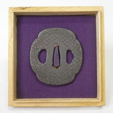 Tsuba mokko-gata à motifs géométriques et fleurs par Noriaki. Fin Edo XIXe s.