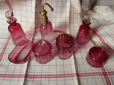 ENSEMBLE ANCIEN FLACONS DE TOILETTE EN CRISTAL ROUGE  BACCARAT ?