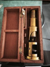 Ancien microscope de terrain