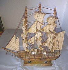 ANCIENNE MAQUETTE BATEAU FREGATE EN BOIS ET TOILE fait mains