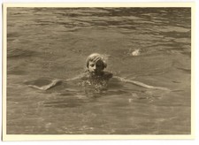 Plage bord de mer enfant nageant - photo ancienne amateur an. 1940 50