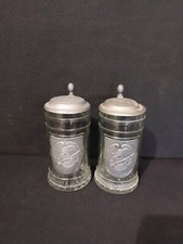 Lot de 2 chopes en verre/métal à décor d'un blason avec aigle et fusil de chasse