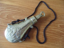 ANCIENNE POIRE CORNE A POUDRE EN BRONZE OBJET ETHNIQUE