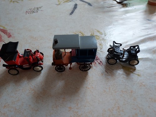 Trois voitures miniatures jmk - trois,