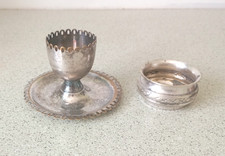 COQUETIER ET UN SALERON EN METAL ARGENTE AVEC UN POINCON UNCOQ SUR LE SALERON