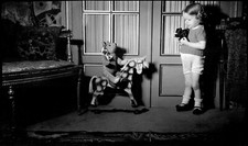 Petite fille appareil photo cheval à bascule 2 ancien négatif photo an. 1920 30