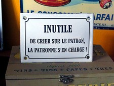 Plaque émaillée bombée INUTILE DE CRIER SUR LE PATRON decoration humour   email