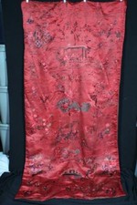 Antique Grand 19C Chinois Soie Main Brodé Rouge Teints Tenture Murale