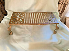  GRANDE TRIVET LAITON MASSIF PIED DE CHEMINÉE PATTES DESSUS PERCÉ 17,5" X 7 3/4"