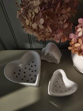 Lot de 3 anciens moules à fromage blanc forme de cœur porcelaine blanche APILCO