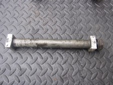 Axe de roue arriere pour