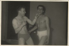 PHOTO ANCIENNE - VINTAGE SNAPSHOT - HOMME TORSE NU MUSCLE SLIP BAGARRE DRÔLE-MAN