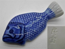 TRÈS BELLE FIGURINE DE POISSON EN PORCELAINE DE CHINE OU JAPON SIGNÉE