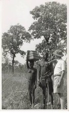 Côte d'Ivoire - Homme blanc près d'un ivoirien tenant un arc, et une femme p