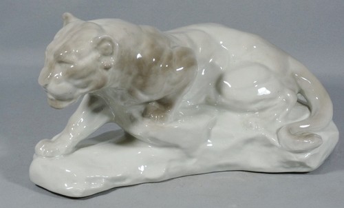 Lionne couchée par - la,