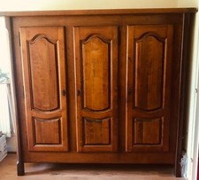 Armoire 3 portes merisier massif, 9 tablettes, très bon état