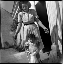 Jeune femme enfant cour maison