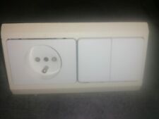 Plaque double horizontal Marque NIKO prise et interrupteur simple et va et vient