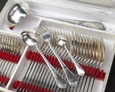 ORFEVRERIE SBF MENAGERE STYLE LOUIS XV 37 PIECES EN METAL ARGENTE VERS 1970