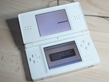 Nintendo DS Lite Blanche avec stylet et chargeur.
