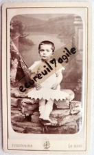 CDV COUTURIER LE MANS nommé PIERRE CHATENAY en robe et bottines blanches C339