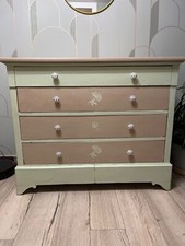 Grande commode ancienne en bois, rénovée. Repeinte vert et beige