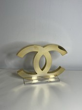 Présentoir Logo Chanel Doré