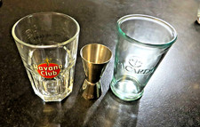 LOT DE DEUX GRANDS VERRES A RHUM HAVANA CLUB ET BACARDI AVEC DOSEUR METAL