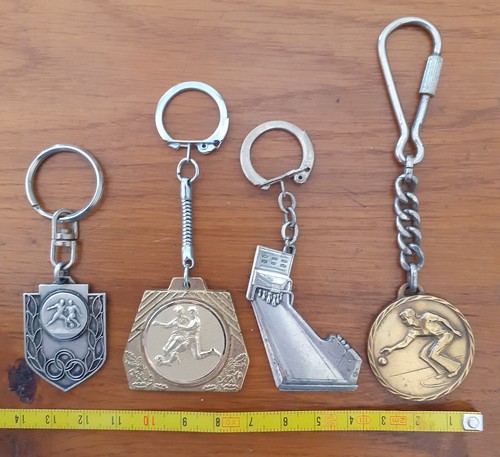 Lot anciens porte clés en - 4,