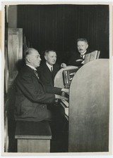 Un des inventeurs au clavier. Orgue électronique. Eloy Coupleux, organiste. 1932