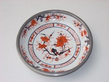ASSIETTE EN PORCELAINE IMARI DECOR DE FLEURS MONTURE EN ETAIN SIGNEE