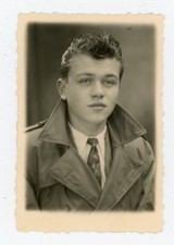 PHOTO d'identité, portrait Guy à sa marraine imper cravate manteau dédicace