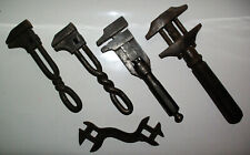 4 ANCIENNES CLÉS ANGLAISES à MOLETTE dont 2 TORSADÉES + 1 CLÉ PLATE COURBE ACIER