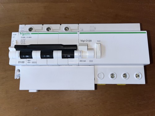 Disjoncteur triphase a9n18513 - disjoncteur,