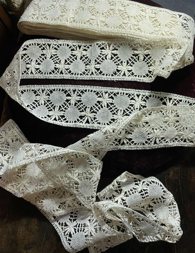 Dentelle ancienne aux fuseaux