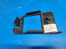 Etrier de fixation de clignotant avant gauche pour: Peugeot: 305 - N°8987000