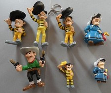 LOT 7 FIGURINES DIVERS ISSUE