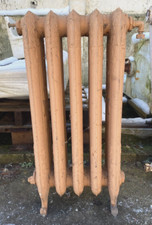 Radiateurs Ancien Fleuri  En Fonte de fer cinq lames . XX siècle .