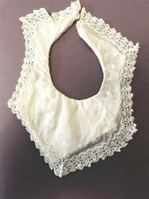 Bavoir bébé ancien brodé et bordé de dentelle (12)